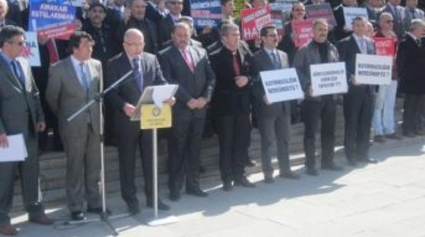 T&uuml;rk Eğitim-sen &Uuml;yesi Eğitimciler Meb Yasa Tasarısını Protesto Etti