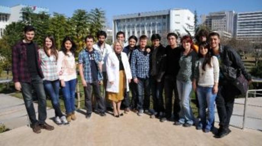 Akdeniz &Uuml;niversitesi Tıp Fak&uuml;ltesi Sahnede