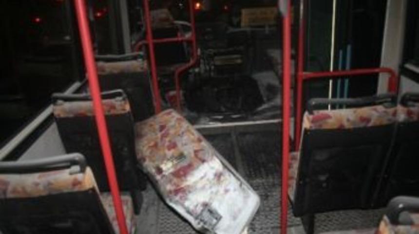 Seyir Halindeki Halk Otob&uuml;s&uuml;nde Yangın Paniği