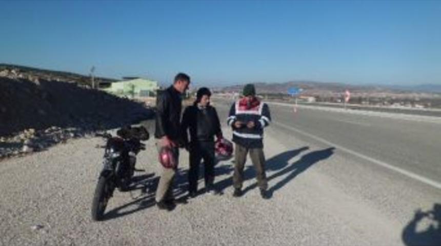 Jandarma Kasksız S&uuml;r&uuml;c&uuml;lere Kask Dağıtıyor