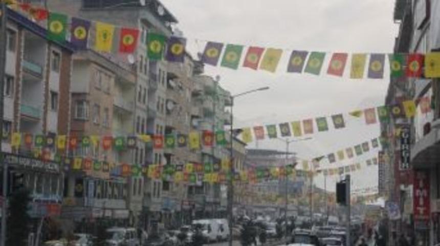 Hakkari &Ccedil;arşısı Bdp Bayraklarıyla S&uuml;slendi