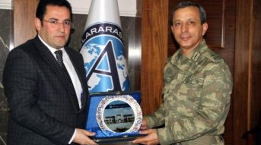 Komutan &Uuml;niversite'de