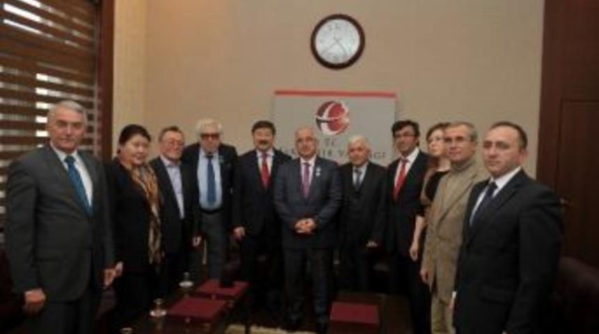 T&uuml;rk D&uuml;nyası Yazarlar Birliği &Uuml;yeleri Vali Tuna&rsquo;yı Ziyaret Etti