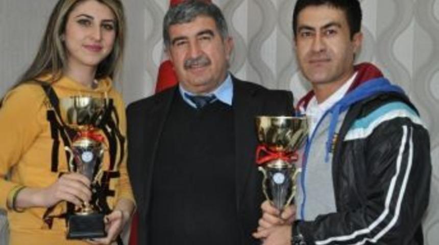 Okul Sporlarında Başarılı Olan &Ouml;ğrenciler &Ouml;d&uuml;llendirildi