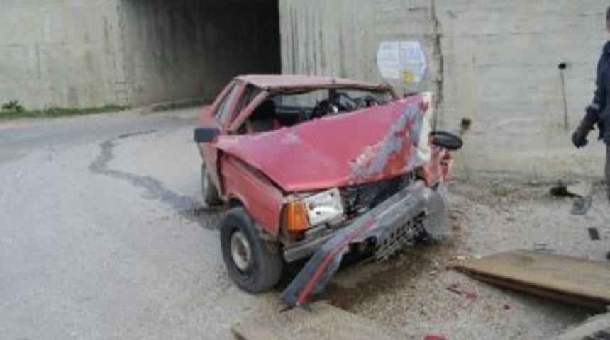 Otomobil Duvara &Ccedil;arptı: 1 Yaralı