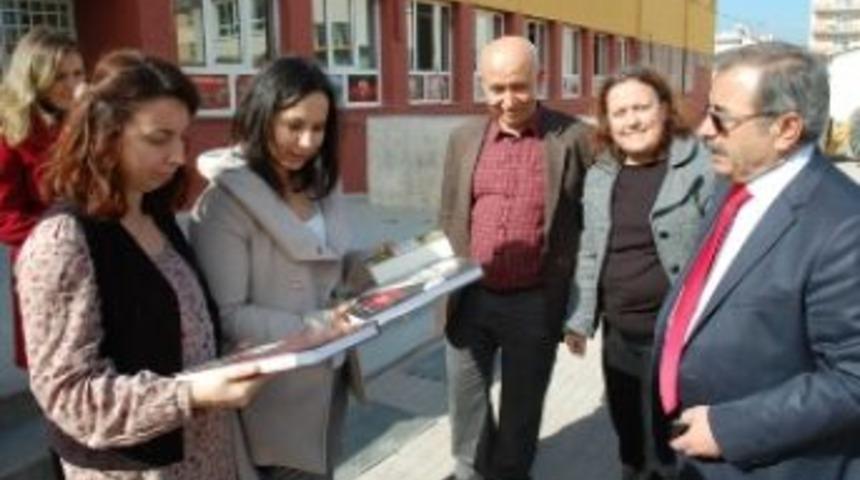 &Ouml;zacar okullara Atat&uuml;rk kitapları hediye etti