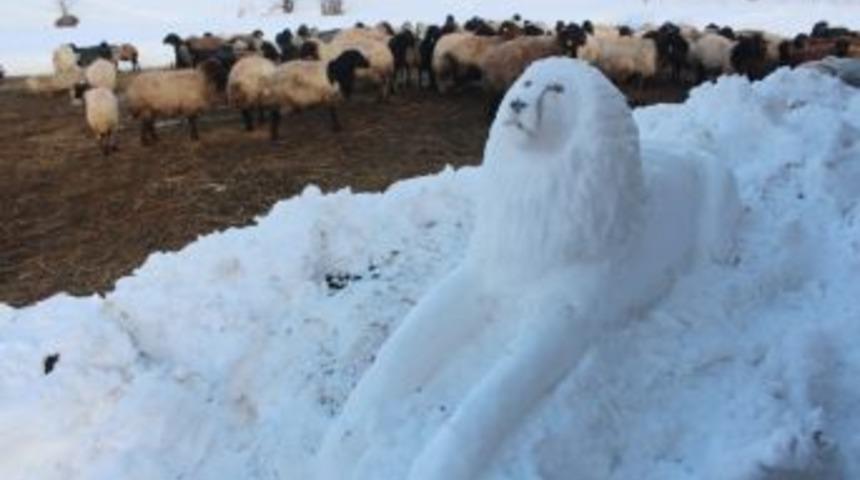(&ouml;zel Haber) &Ccedil;ift&ccedil;i Gencin Yaptığı Kardan Heykeller Ger&ccedil;eğini Aratmıyor