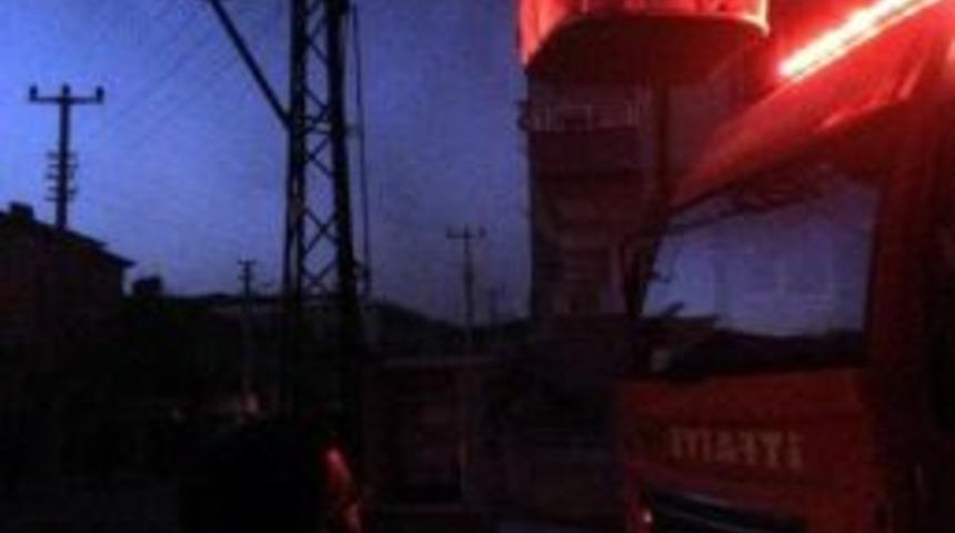 Medrese Mahallesinde Patlayan Trafo Nedeniyle Mahalleli Uzun S&uuml;re Elektrik Alamadı