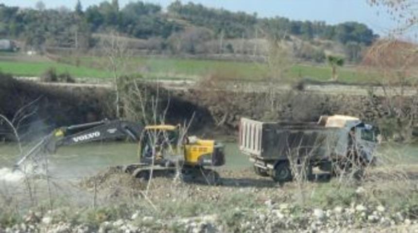 Akarsu Yatağından Ka&ccedil;ak Kum Alan İl &Ouml;zel İdaresi Ekiplerine Su&ccedil;&uuml;st&uuml;