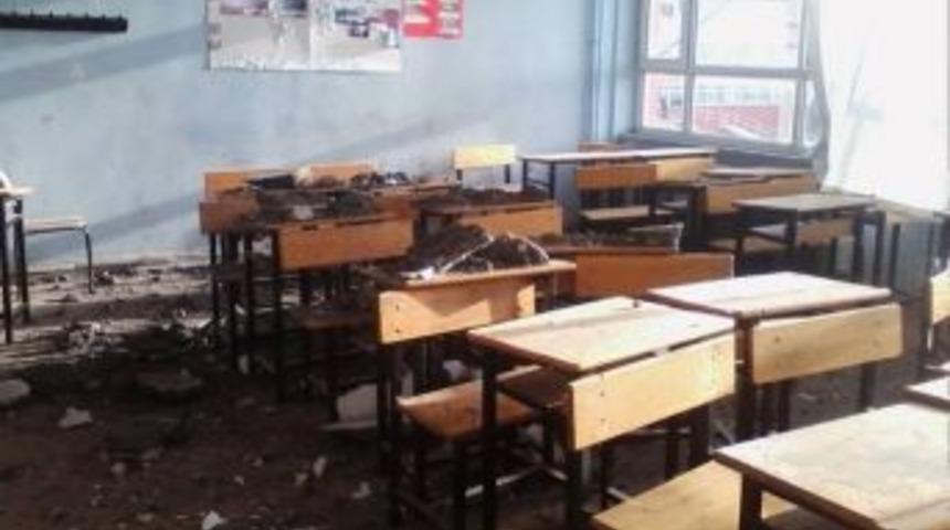 Anadolu Lisesinde Sınıfın Tavanı &Ccedil;&ouml;kt&uuml;