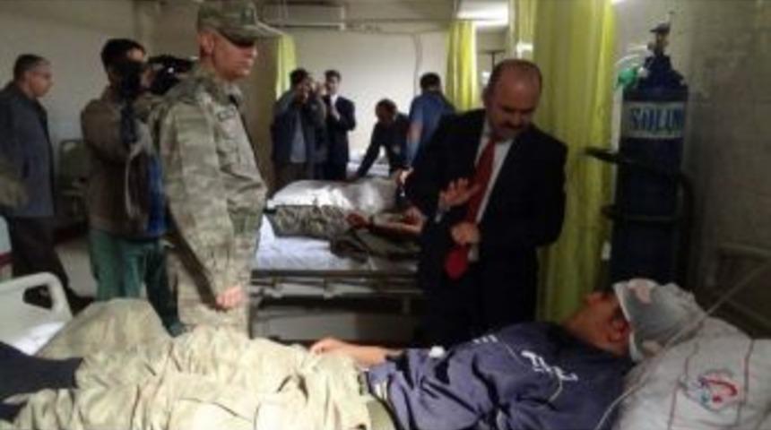 Siirt Valisi Ahmet Aydın, Kaza Ge&ccedil;iren Askerleri Ziyaret Etti