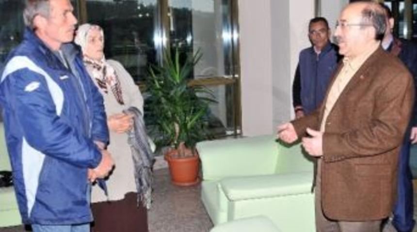 Başkan G&uuml;mr&uuml;k&ccedil;&uuml;oğlu, Hastaneleri Ziyaret Ediyor