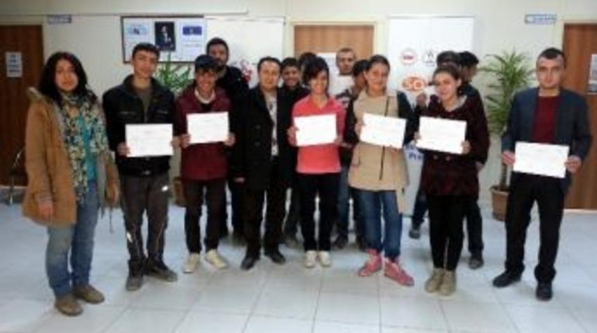 İngilizce Kursunu Tamamlayan Kursiyerler Sertifikalarını Aldı