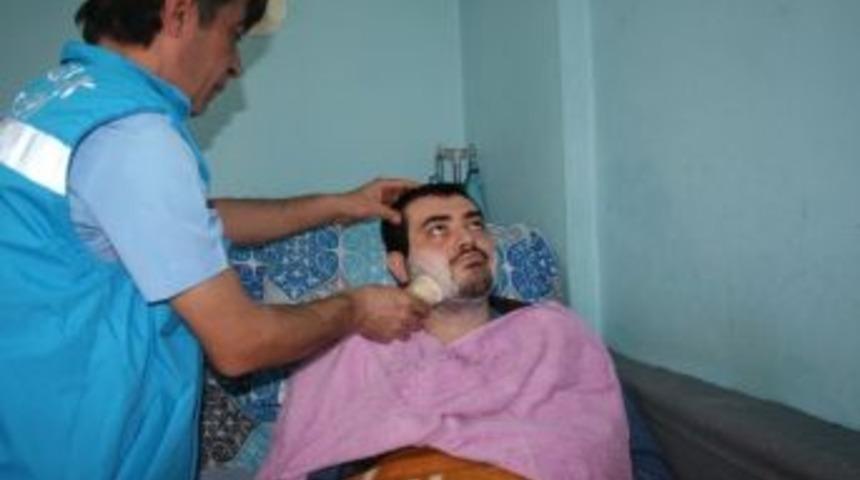 Denizli&rsquo;de Evde Bakılan Hastalara Berber Hizmeti Veriliyor