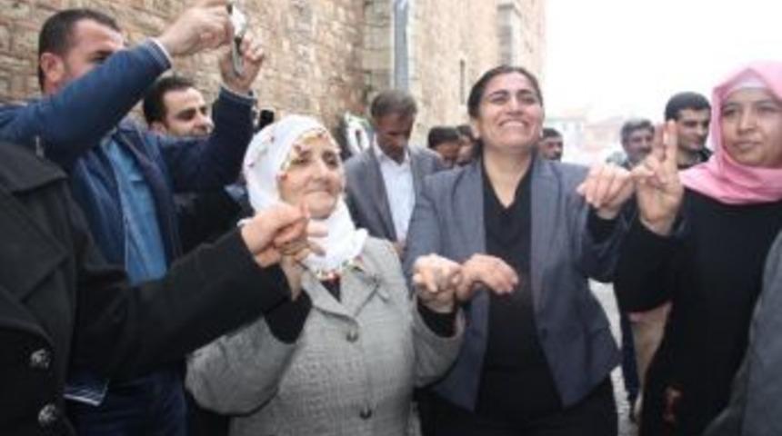 Sebahat Tuncel Ritme Ayak Uyduramayınca Halay &Ccedil;ekti