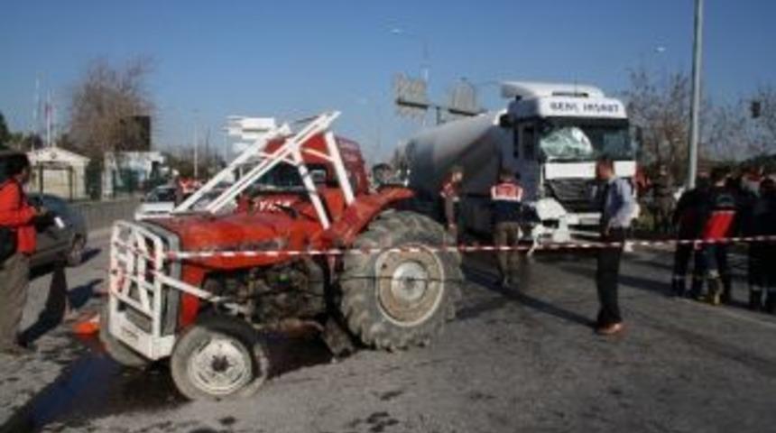 Denizli&rsquo;de Trakt&ouml;r Tır'la &Ccedil;arpıştı: 2 &Ouml;l&uuml;, 1 Yaralı