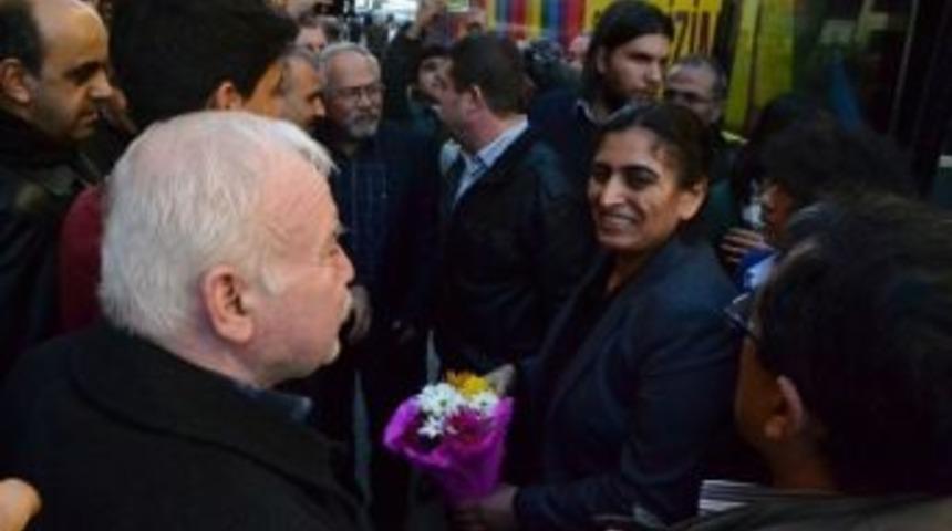 Keşan'da Hdp'nin Se&ccedil;im Otob&uuml;s&uuml;ne Saldırı