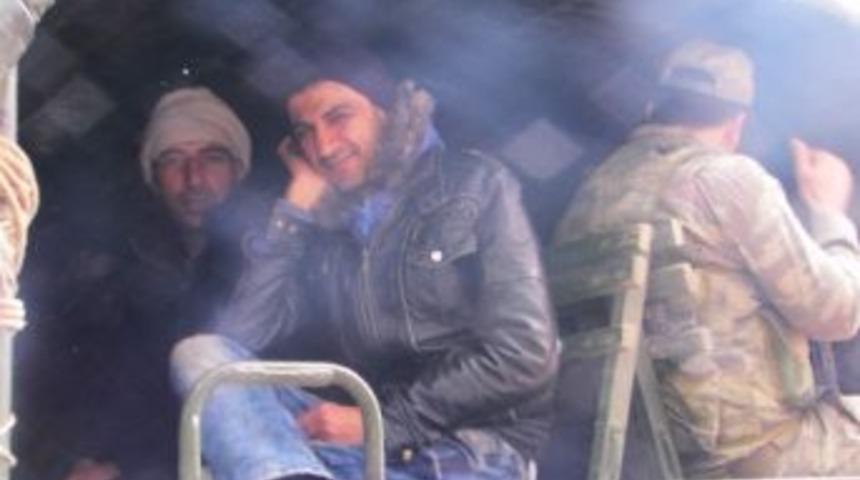 (&ouml;zel Haber) Sınırda Yakalanan G&ouml;&ccedil;menler Hatıra Fotoğrafı &Ccedil;ektirdi