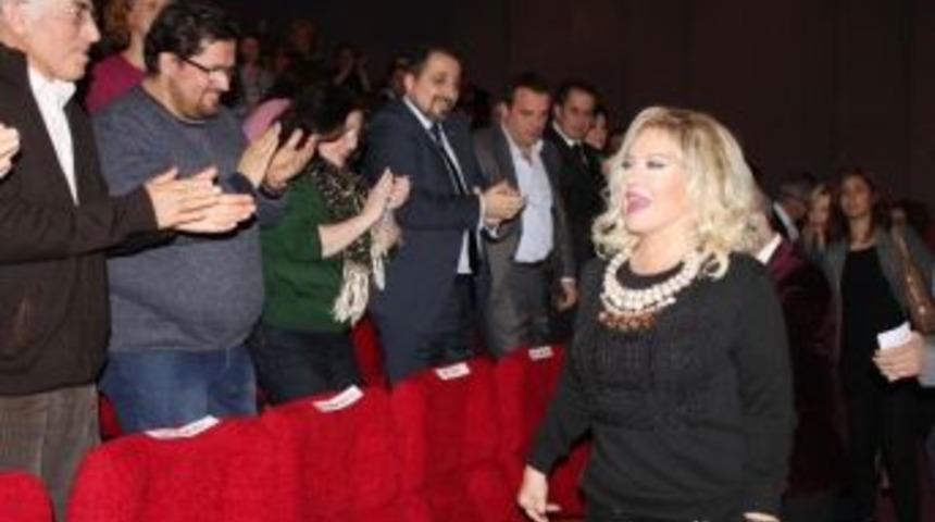 Emel Sayın 99 &Ccedil;ocuk İle Aynı Anda D&uuml;et Yaptı