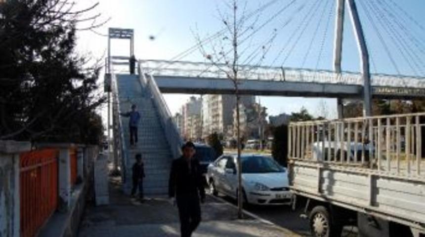 Kaldırımda Yayaların Y&uuml;r&uuml;mesi İ&ccedil;in Yer Kalmadı