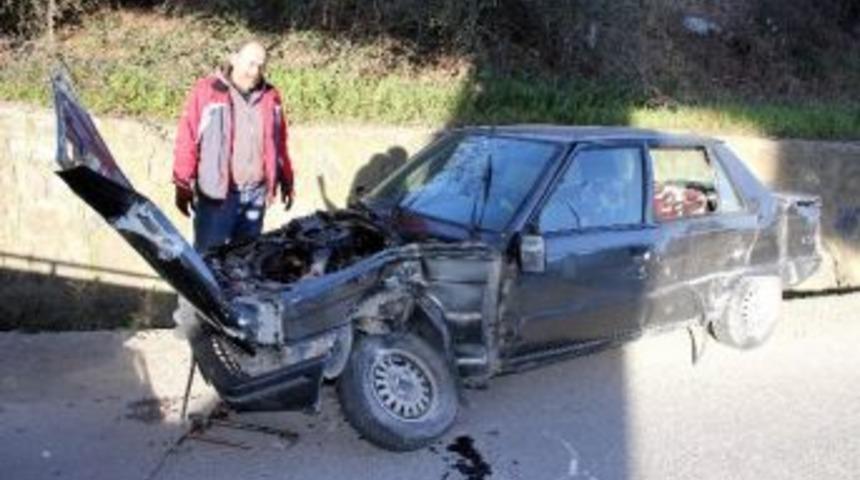 Cenaze Otob&uuml;s&uuml; Otomobil İle &Ccedil;arpıştı: 2 Yaralı
