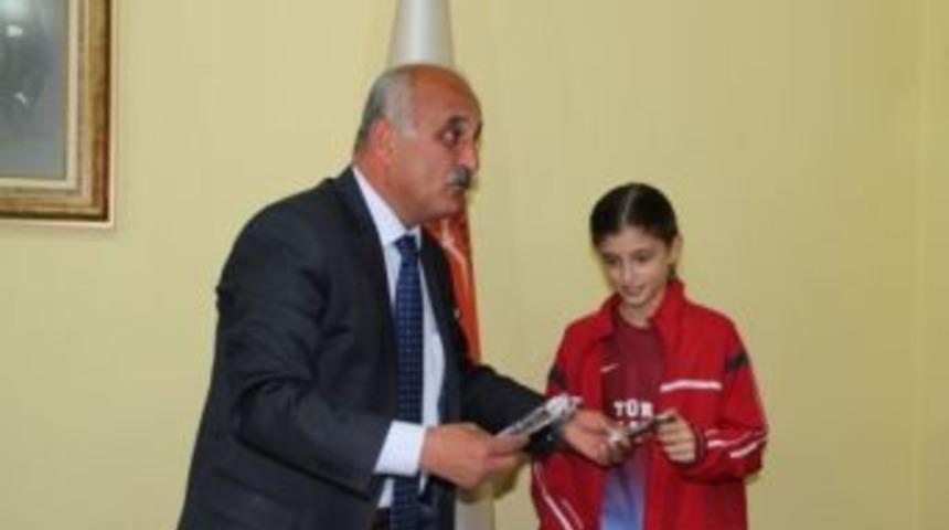 Başkan Takır, Başarılı Sporcuları &Ouml;d&uuml;llendirdi