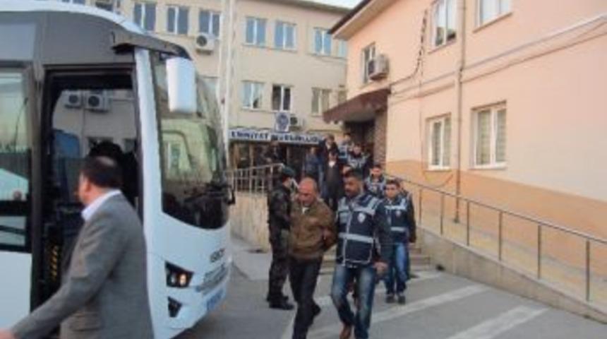 Bursa'da Şafak Baskınında G&ouml;zaltına Alınan 18 Kişi Adliyeye Sevk Edildi