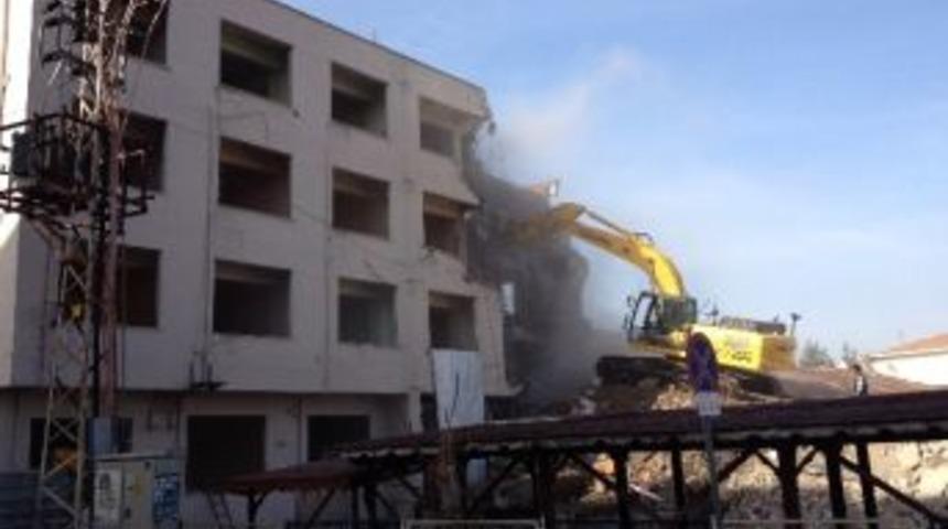 Belediye Binası Yıkımına Başlandı