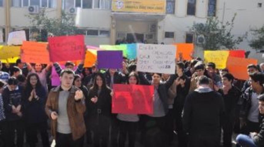 &Ouml;ğrencilerden &lsquo;duvar&rsquo; Protestosu!