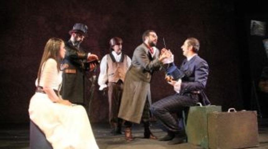 Erzurum&rsquo;da &ldquo;80 G&uuml;nde Devr-i Alem&rdquo; Oyununa B&uuml;y&uuml;k İlgi