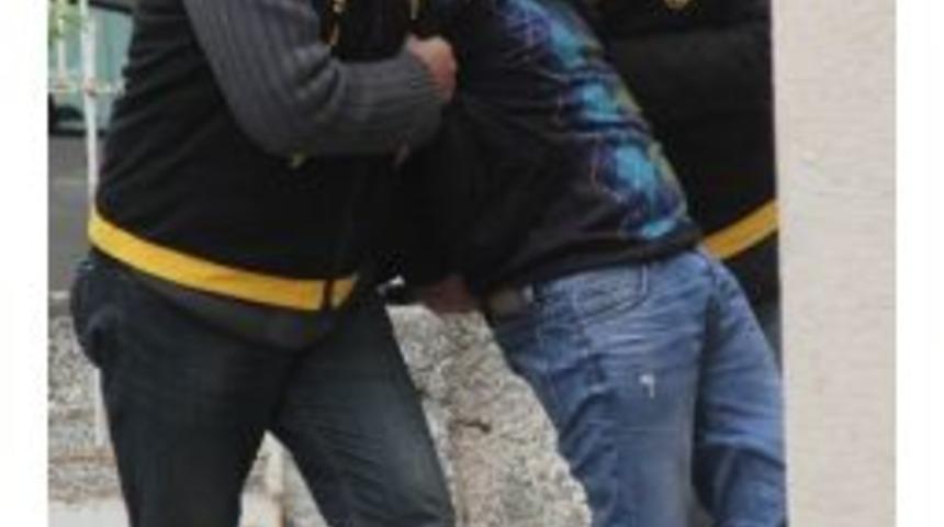 Adana Polisi Gasp &Ccedil;etesini &Ccedil;&ouml;kertti