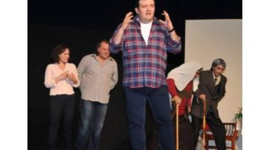 Afyonkarahisar Belediye Şehir Tiyatrosu Perdelerini A&ccedil;tı