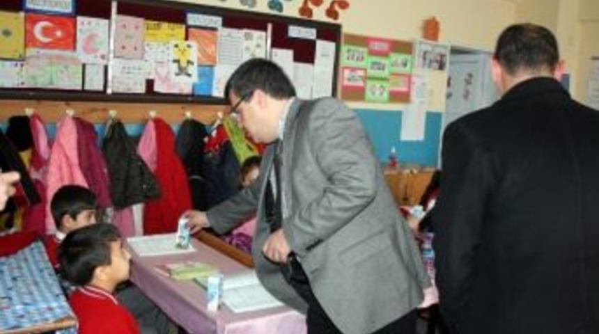 Kaymakam Ada, &Ouml;ğrencilere S&uuml;t Dağıttı