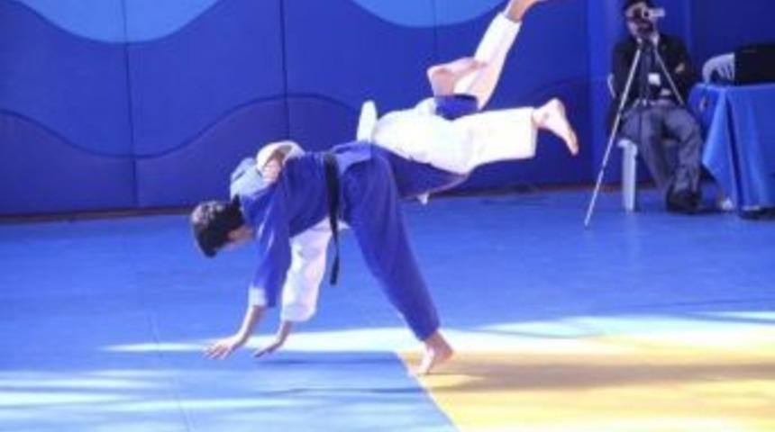 B&uuml;y&uuml;kşehirli Gen&ccedil; Judocular Se&ccedil;meleri Ge&ccedil;ti