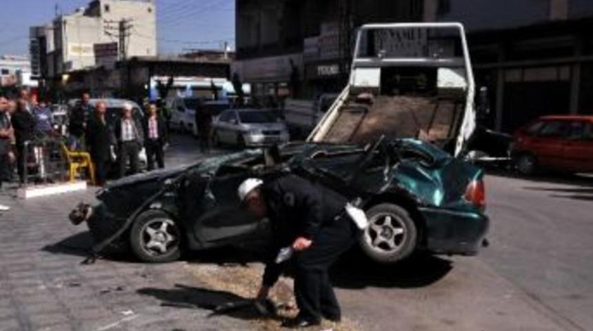 Kontrolden &Ccedil;ıkan Otomobil Kağıt Gibi Ezildi