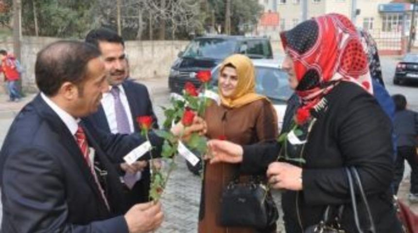 Başkan Yaman Ve Başkan Adayı Toltar Tavşancıl'da &Ccedil;i&ccedil;ek Dağıttı