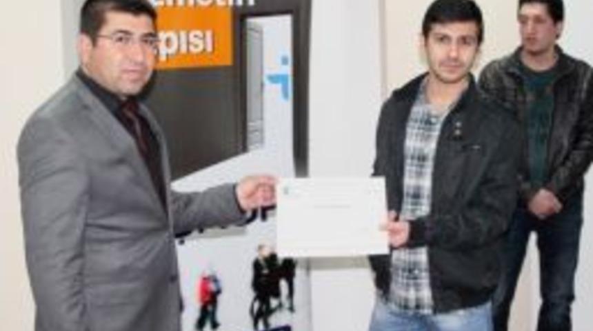 Gen&ccedil; Girişimcilere Sertifikaları T&ouml;renle Dağıtıldı