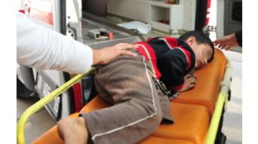 Seyyar Satıcı, Domatesini D&uuml;ş&uuml;ren &Ccedil;ocuğu Makasla Yaraladı