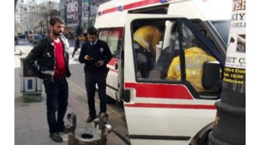 Bı&ccedil;akla Yaralanan Şahıs Hastaneye Kaldırıldı