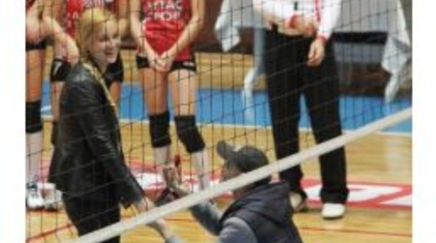 Antren&ouml;rden Sahada Evlilik Teklifi