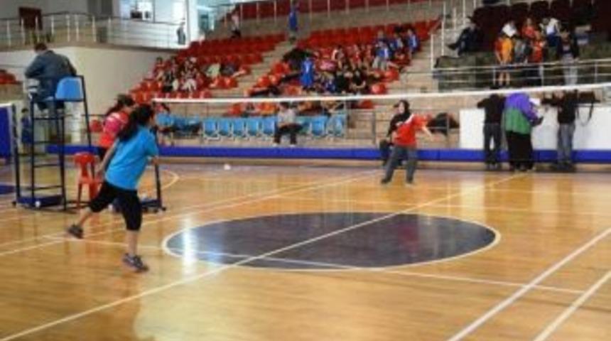 K&uuml;&ccedil;&uuml;k Badmintoncular &Ouml;d&uuml;llerini Aldı