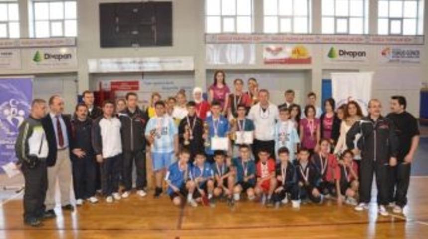 D&uuml;zce&rsquo;de Masa Tenisinin Yıldızları Kupalarını Aldı