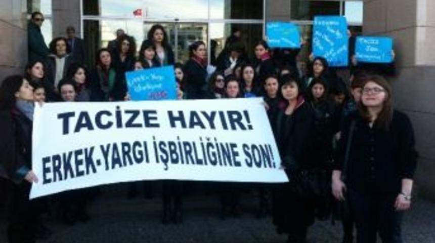 Diyarbakır&rsquo;daki Cinsel Taciz İddiası, Adliye &Ouml;n&uuml;nde Protesto Edildi