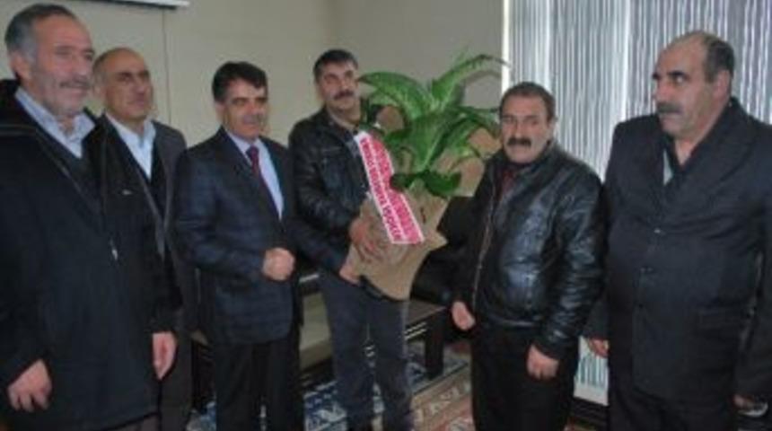 Kars Belediyesi&rsquo;nden Emekli Olan İş&ccedil;ilerden Başkan Bozkuş&rsquo;a Ziyaret