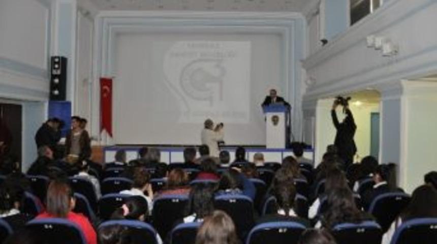 Kırıkkale'de Gen&ccedil;lik Ve G&uuml;venli Gelecek Konulu Konferans