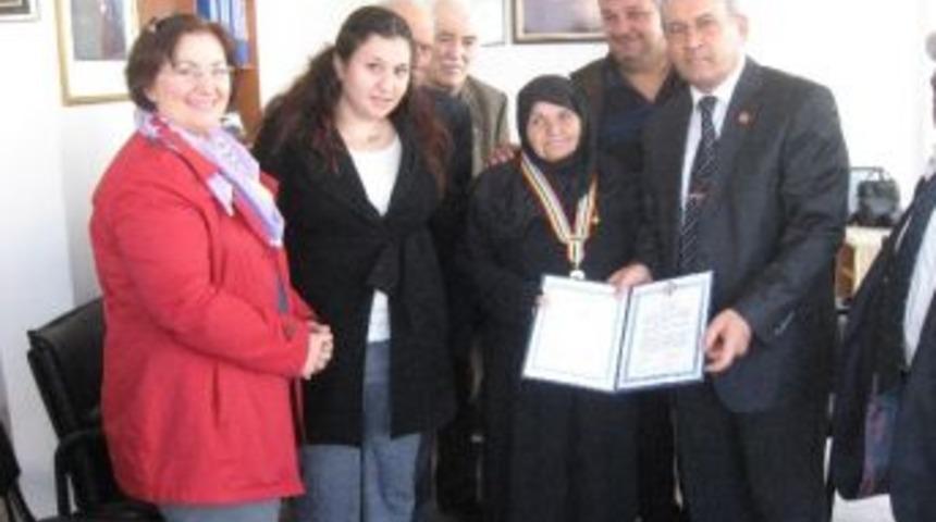 Kore Gazisine &Ouml;ld&uuml;kten Sonra Madalya Verildi