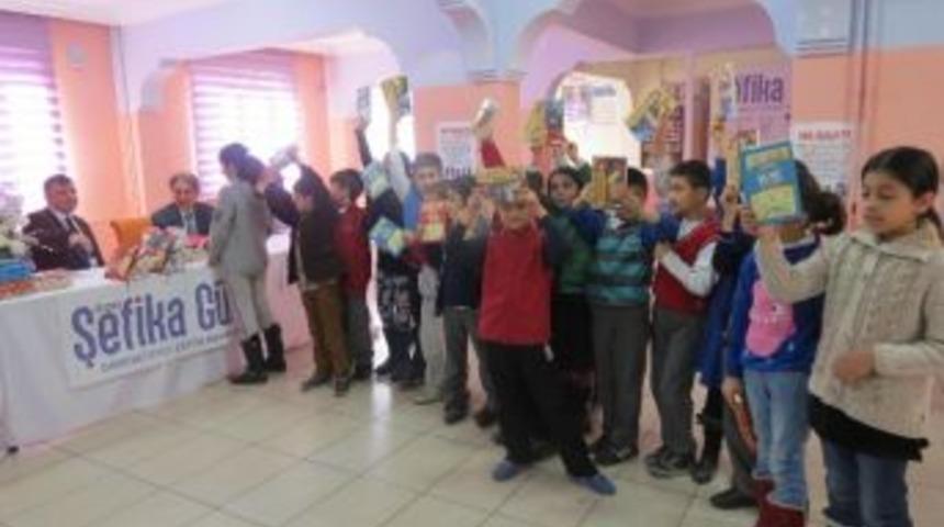 Yazar Altınk&ouml;pr&uuml;, Kitaplarını İmzaladı