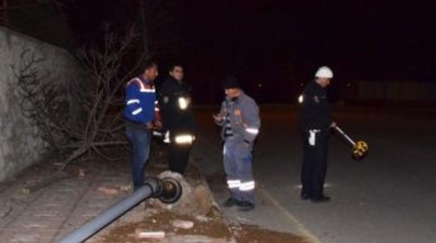 Kontrolden &Ccedil;ıkan Otomobil Ağaca Ardından Da Elektrik Direğine &Ccedil;arptı