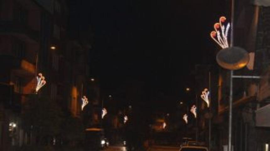 Kozcağız&rsquo;da Elektirik Direklerini Işıklandırma &Ccedil;alışması Devam Ediyor