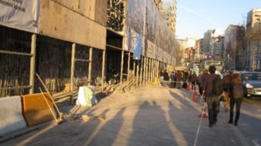 Beyoğlu&rsquo;nda Bina &Ccedil;&ouml;kt&uuml;